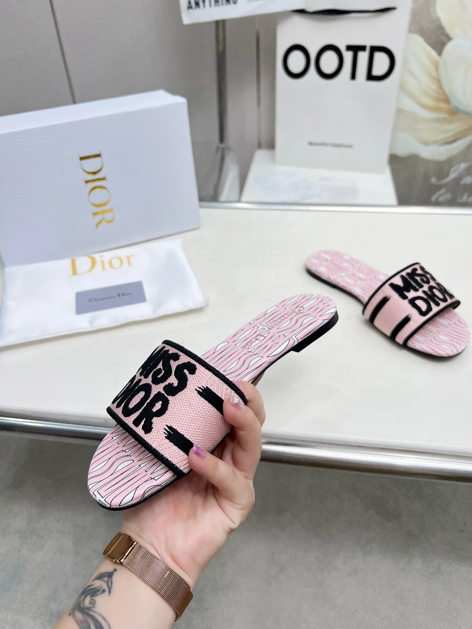 👟👟Ex-factory price 300👟👟 •Dior women's presbyopic embroidered leather-soled slippers Christian Dior has always been synonymous with magnificence and elegance, and has always been at the top of the fashion world👍 What is particularly worth mentioning is: the embroidered ✨ pattern on the sole, which reproduces one of the cherished symbols of Christian Dior✅More than a hundred colors to choose from ◽️️Upper: selected top-quality embroidered cotton ◽️Inner lining: imported sheepskin ◽Number 35-40 (41.42.43 customized)
